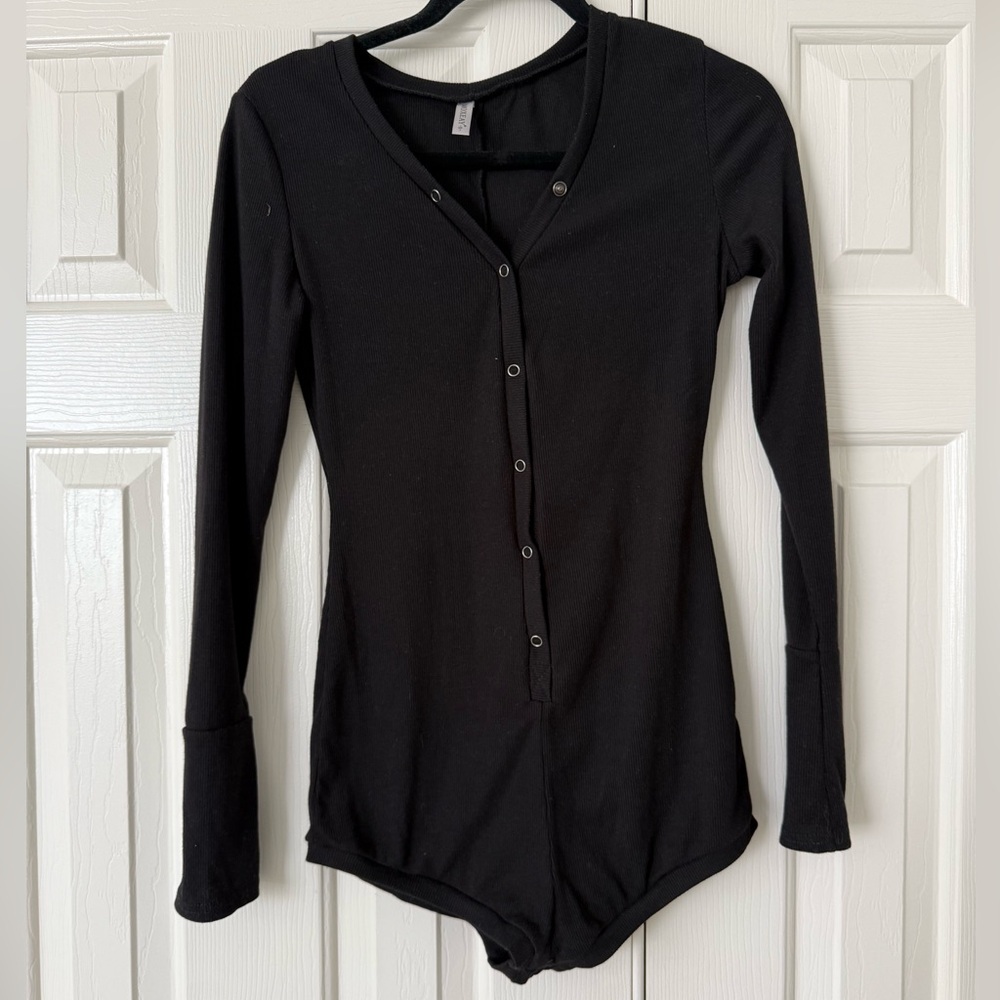 Moxeay Black Long-Sleeve Snap-Front Shorts Onsie